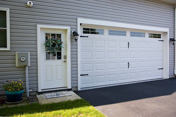 24/7 Emergency Garage Door Panel Replacement experts in Stratford, WI